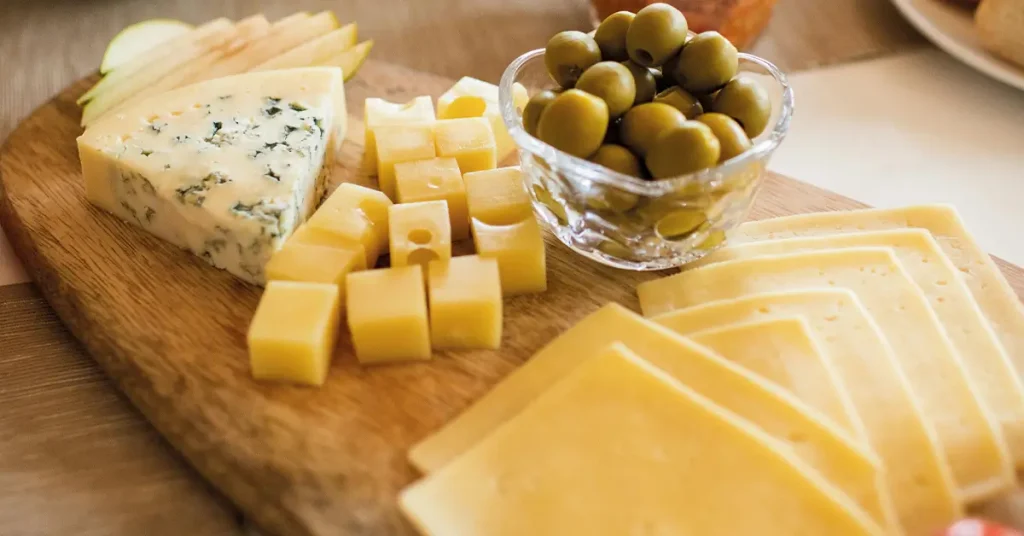 tabla con quesos y aceitunas